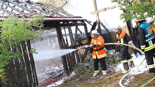 Auf dem Gel&auml;nde des Nordklinikums in N&uuml;rnberg brach am Montagmorgen ein Feuer aus. Die Feuerwehr konnte den Brand rasch unter Kontrolle bringen. Symbolfoto: NEWS5 / Holzheimer