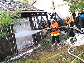 Auf dem Gelände des Nordklinikums in Nürnberg brach am Montagmorgen ein Feuer aus. Die Feuerwehr konnte den Brand rasch unter Kontrolle bringen. Symbolfoto: NEWS5 / Holzheimer