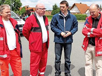 Bundestagsabgeordneter Stefan Müller (2. v. r.) im Gespräch mit dem Uwe Pöschl (2. v. l.), dem designierten Bürgermeisterkandidaten des Adelsdorfer CSU-Ortsverbands. Pöschl engagiert sich auch als Rettungssanitäter beim BRK. Foto: privat