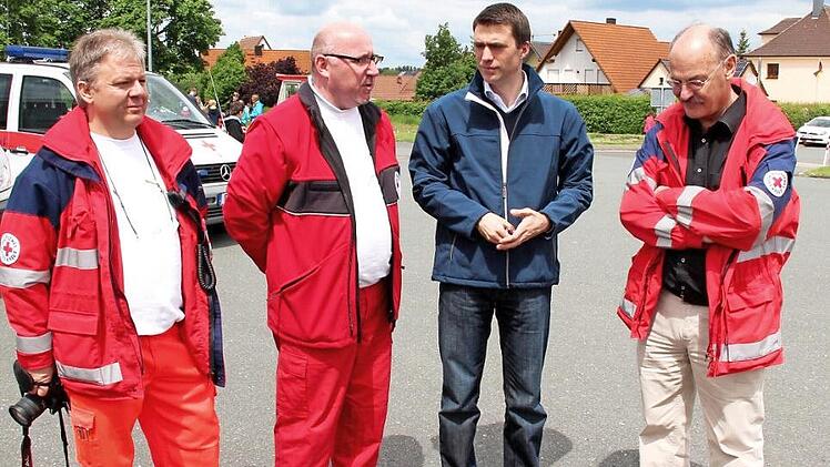Bundestagsabgeordneter Stefan Müller (2. v. r.) im Gespräch mit dem Uwe Pöschl (2. v. l.), dem designierten Bürgermeisterkandidaten des Adelsdorfer CSU-Ortsverbands. Pöschl engagiert sich auch als Rettungssanitäter beim BRK. Foto: privat