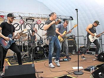 Seit diesem Jahr dürfen vier regionale Bands die Festung rocken. Die Kulmbacher Band "Perlaine" war die erste Gruppe, die von der Neuregelung profitierte. Wer in die Fußstapfen der Bierstadt-Combo treten will, bewirbt sich jetzt für den Vorentscheid.  Foto: Stephan Stöckel