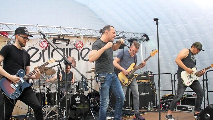 Seit diesem Jahr dürfen vier regionale Bands die Festung rocken. Die Kulmbacher Band "Perlaine" war die erste Gruppe, die von der Neuregelung profitierte. Wer in die Fußstapfen der Bierstadt-Combo treten will, bewirbt sich jetzt für den Vorentscheid.  Foto: Stephan Stöckel