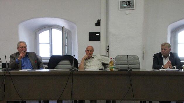 Das H&ouml;chstadter B&uuml;rgermeister-Trio G&uuml;nter Schulz, Gerald Brehm und Axel Rogner (von links) demonstrierte Einstimmigkeit: Weder Schulz noch Rogner werden ihre &Auml;mter abgeben. Hendrik Kowalsky