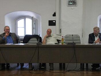 Das Höchstadter Bürgermeister-Trio Günter Schulz, Gerald Brehm und Axel Rogner (von links) demonstrierte Einstimmigkeit: Weder Schulz noch Rogner werden ihre Ämter abgeben. Hendrik Kowalsky