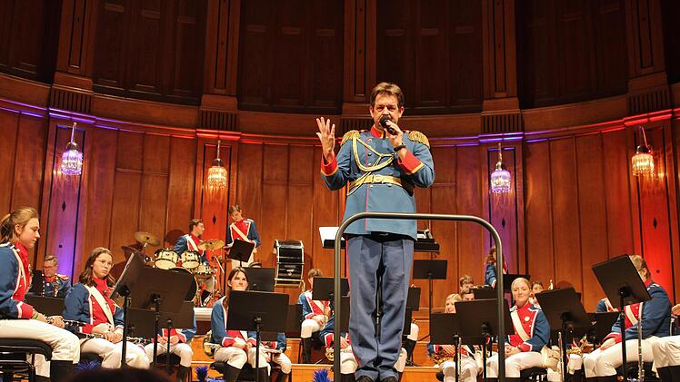 Matthias Zull beim Faschingskonzert des Jugendmusikkorps im Max-Littmann-Saal