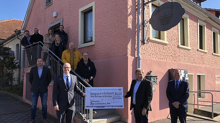 Oberbürgermeister Dirk Vogel (vorn links) nimmt den Förderbescheid von Jürgen Eisentraut (rechts), dem Leiter des Amtes für Ländliche Entwicklung, entgegen. Mit dabei waren am Mittwoch auch die Vertreter der Vereine.