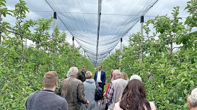 Die Teilnehmer der Veranstaltung in einer Obstplantage des Feesenhofs