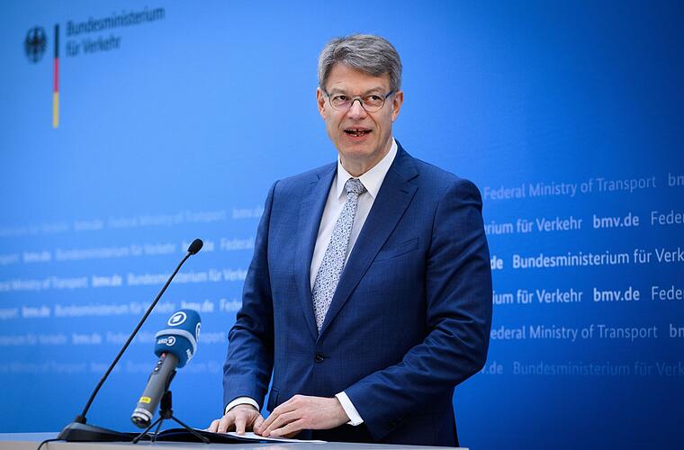 Verkehrsminister dämpft Hoffnung auf billigere Flugtickets