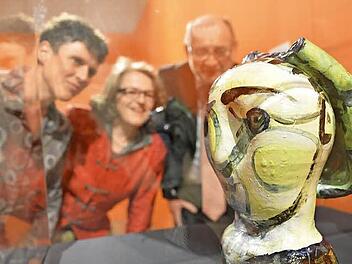 Werner Hipelius (r.) und Museumsleiterin Regina Hanemann haben es geschafft, Keramiken Picassos für eine Ausstellung nach Bamberg zu holen. Fotos: Ronald Rinklef