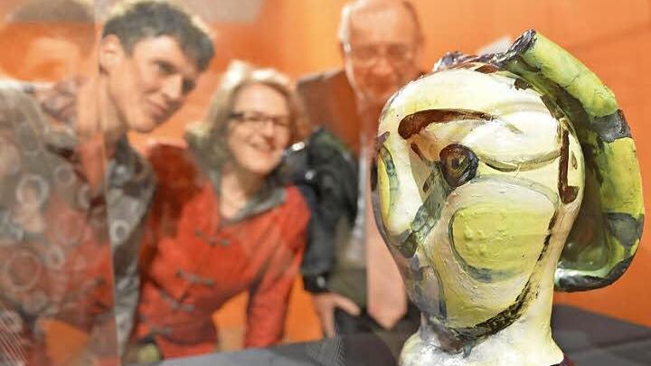 Werner Hipelius (r.) und Museumsleiterin Regina Hanemann haben es geschafft, Keramiken Picassos für eine Ausstellung nach Bamberg zu holen. Fotos: Ronald Rinklef