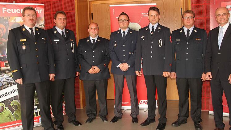 Neu in die Ämter berief Kreisbrandrat Ralf Dressel Stephan Biertempfel, Sebastian Beck, Michael Schlereth, Michael Diehm sowie Andreas Franz. Fotos: Günther Geiling