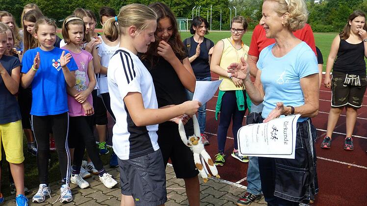 Schulleiterin Liselotte Rall-Weiß überreicht die Siegerurkunde für die Jahrgangsstufensieger