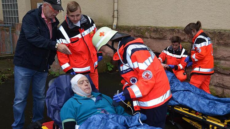 Dramatische Szenen bei der Großübung am Samstag im Haus Kreuzberg der Kurklinik "Am Kurpark" in Bad Kissingen.  Foto: Rauch
