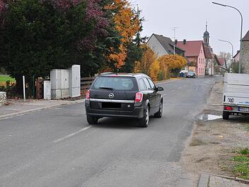 In Horhausen werden demnächst zwei provisorische Straßenverengungen "ausprobiert". Eine wird auf Höhe des Autos im Bild errichtet und die zweite ein Stück weiter hinten in Richtung Kirche.