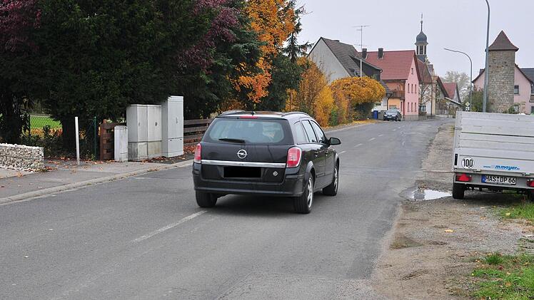 In Horhausen werden demnächst zwei provisorische Straßenverengungen "ausprobiert". Eine wird auf Höhe des Autos im Bild errichtet und die zweite ein Stück weiter hinten in Richtung Kirche.