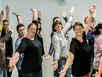 Voller Einsatz bei der Probe: Das Vocalensemble Coburg bereitet sich auf sein Jubiläumskonzert vor, das am Samstag in der Morizkirche stattfindet. Foto: Jochen Berger