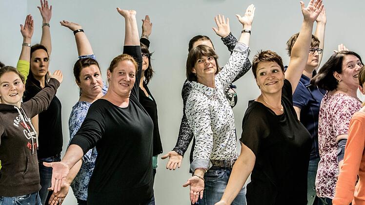 Voller Einsatz bei der Probe: Das Vocalensemble Coburg bereitet sich auf sein Jubiläumskonzert vor, das am Samstag in der Morizkirche stattfindet. Foto: Jochen Berger