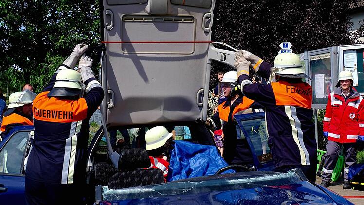 Die Feuerwehr zeigt anlässlich ihres Jubiläums, was sie so drauf hat. Foto: Gerd Schaar
