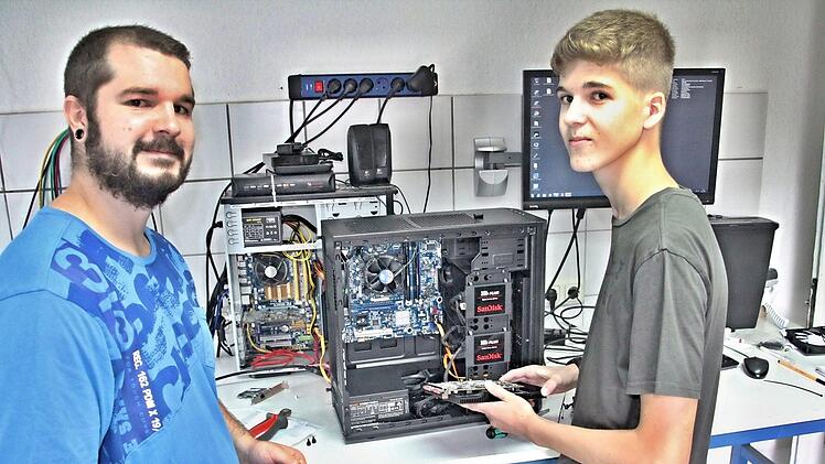 Bei der Marcapo GmbH in Ebern: Luke Stahl (14, rechts), der mit Maxim Karpeljuk, Azubi im zweiten Lehrjahr, das Innenleben von Computern unter die Lupe nimmt.  Foto: Helmut Will