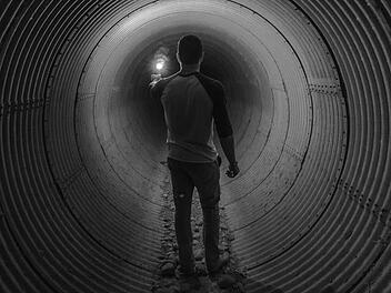 Beim Spielen mit anderen Kindern fliegt ein 13-J&auml;hriger in die amerikanische Kanalisation. Nach stundenlanger Suche werden Spezialisten f&uuml;ndig. Symbolbild: pixabay.com/Free-Photos