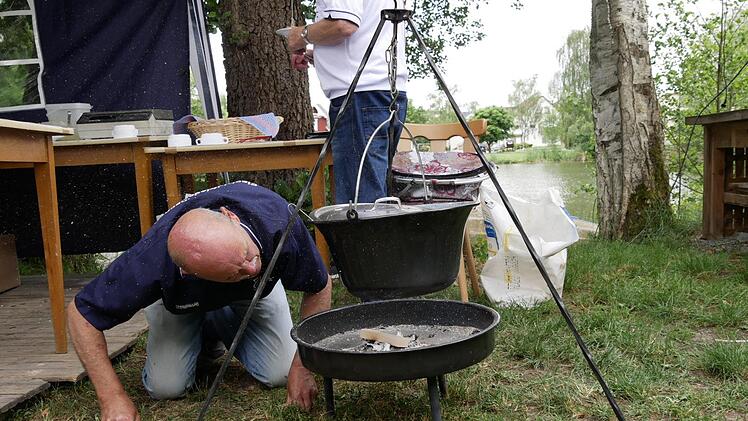 Und wenn kein Blasebalg zur Hand ist, muss das dann auch so gehen: pusten ... Foto: Manja von Nida