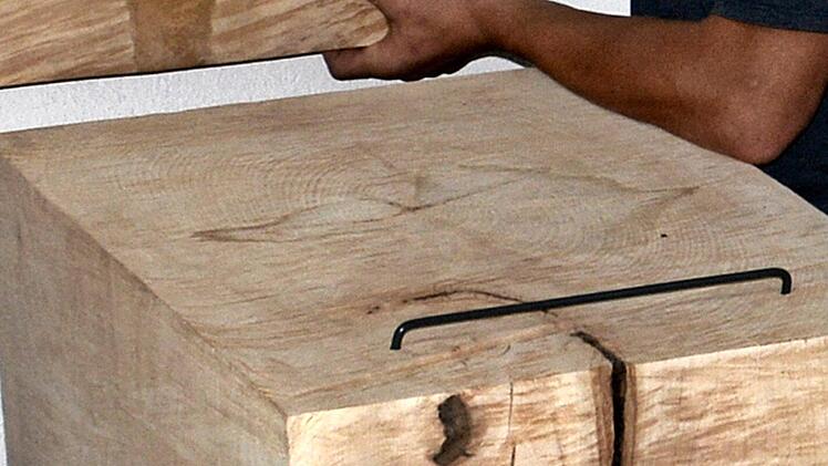 Eine Besonderheit am neuen Schriftenstand der Autobahnkirche ist  das Pult, auf dem die Jahresringe der Linde zu erkennen sind. Ebenso die Ansätze der Kettensäge. Foto: Hanns Friedrich