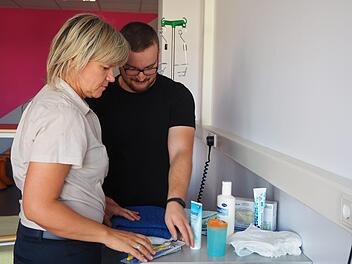 Anna und Thomas bereiten die Waschutensilien vor. Die Grundpflege ist jedoch nur ein kleiner Teil ihres Berufsalltags. Foto: Theresa Schiffl.