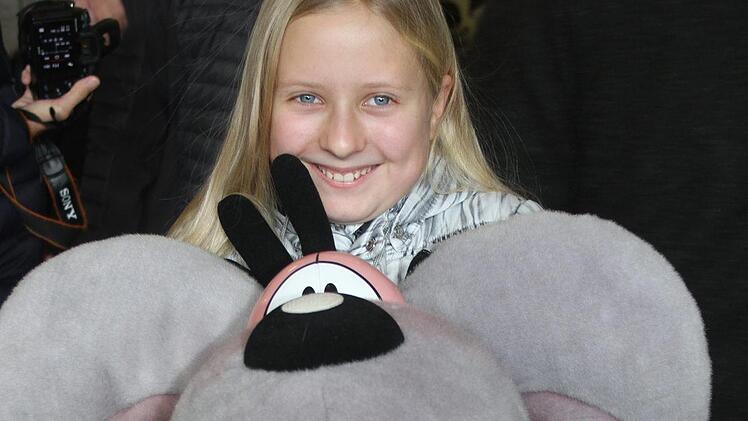 Sandy Reitz (10) hat für zehn Euro eine Riesen-Maus ergattert. Auch ihre Familie war auf Schnäppchenjagd.Sonny Adam