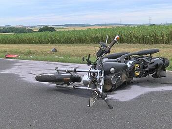 Am Freitagmorgen ist es bei Giebelstadt (Landkreis  W&uuml;rzburg) zu einem schweren Verkehrsunfall mit einem Motorrad gekommen. Foto: NEWS5 / Paso