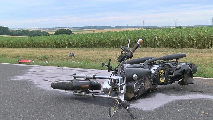 Am Freitagmorgen ist es bei Giebelstadt (Landkreis  W&uuml;rzburg) zu einem schweren Verkehrsunfall mit einem Motorrad gekommen. Foto: NEWS5 / Paso