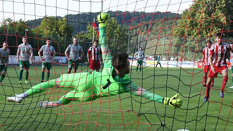 Per Strafsto&szlig; brachte Dominik Halbig den FC Fuchsstadt in F&uuml;hrung. Es war der Auftakt zu einem turbulenten Spiel. Foto: Hopf