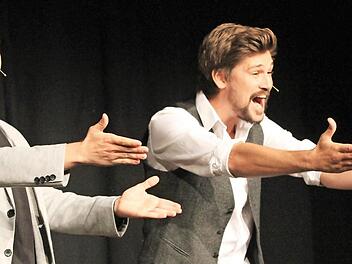 Das Duo Beier & Hang (Max Beier, rechts, David Hang) bot im Lohndorfer Reh-Saal ein temperamentvolles Selbstfindungs-Seminar.  Foto: Bertram Wagner