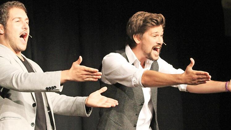 Das Duo Beier & Hang (Max Beier, rechts, David Hang) bot im Lohndorfer Reh-Saal ein temperamentvolles Selbstfindungs-Seminar.  Foto: Bertram Wagner