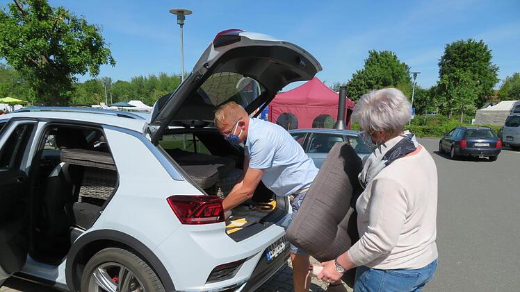 Praktisch, wenn das Auto gleich mit am Stand steht.  Vom Gartenmarkt direkt in den Kofferraum: das schicke und bequeme Zweisitzer Möbelstück geht nach Breitengüßbach.