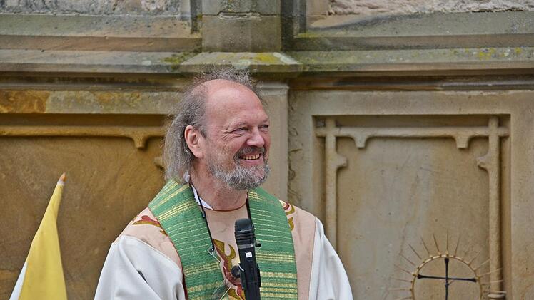 Mit einem Gottesdienst wurde am Sonntag Pfarrer Karl Feser verabschiedet. Nach etwas mehr als zwölf Jahren verlässt er das Grabfeld und wirkt künftig als Pfarrvikar in der Pfarreiengemeinschaft in Garitz im Landkreis Bad Kissingen. Foto: Friedrich