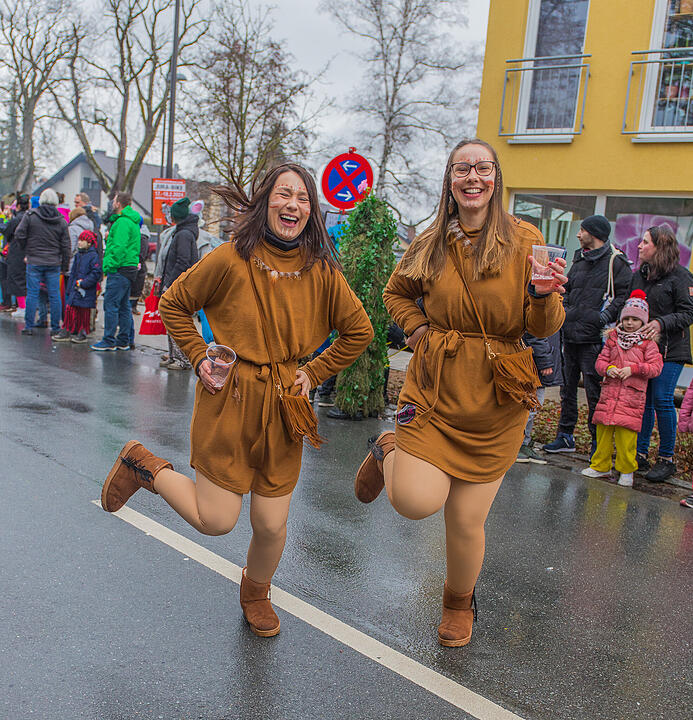Buntes Faschingstreiben begeistert groß und klein.