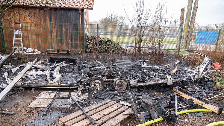 Wohnwagen abgebrannt: Mögliche Brandstiftung