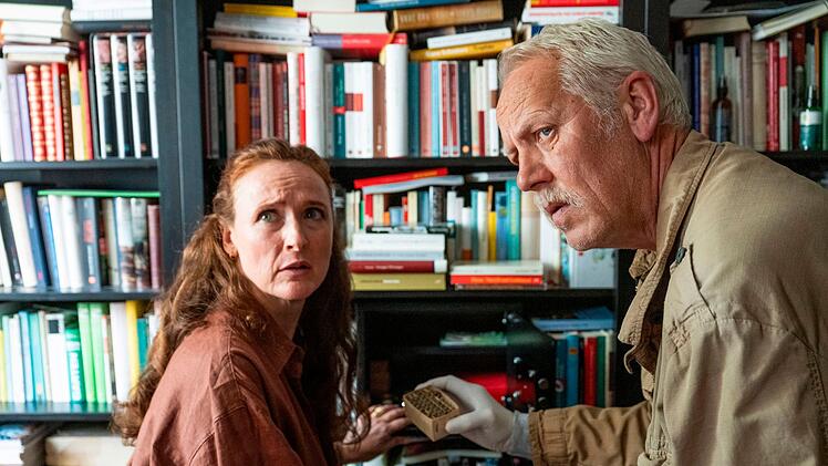 Goldschmiedin Bettina Michalski (Deborah Kaufmann) ist nach dem Tod ihres Mannes verzweifelt, Kriminalkommissar Karl Rogov (Frank Leo Schr&ouml;der) muss sie trotzdem befragen.