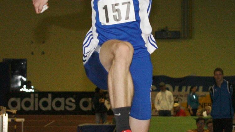 Alexander Savitzki ließ bei den Nordbayerischen Hallen-Meisterschaften nichts anbrennen und setzte sich im Dreisprung der Jugend U-20 durch. Foto: Reinhold Nürnberger