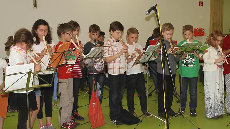 Mit Frühjahrsliedern warteten der Chor und die Flötengruppe auf.