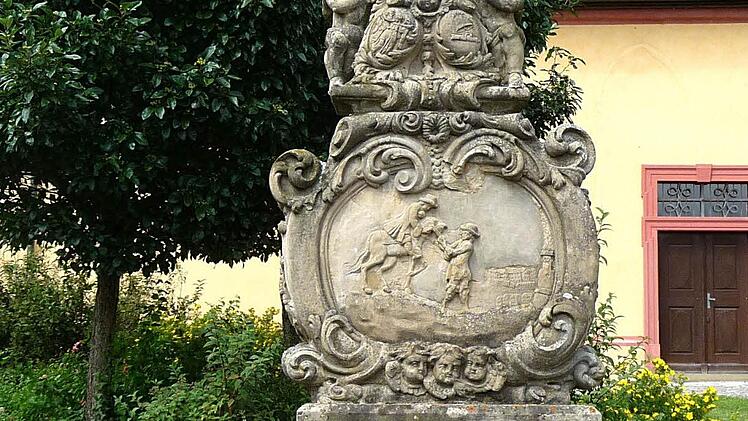 In Dimbach unweit von Volkach vor der Kirche steht dieses Denkmal, das an einen Franken-Krimi erinnert, der 1720 hier begann.