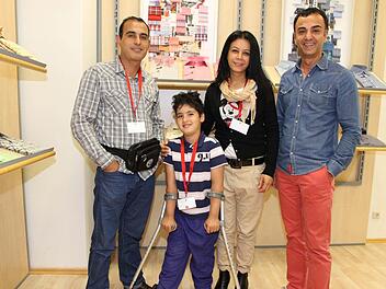 Der kleine Kosar mit seinem Vater Shirwan Gharib (l. ) seiner Tante Nashmil Gafur und Onkel Rebuar Gafur Foto: Erlwein