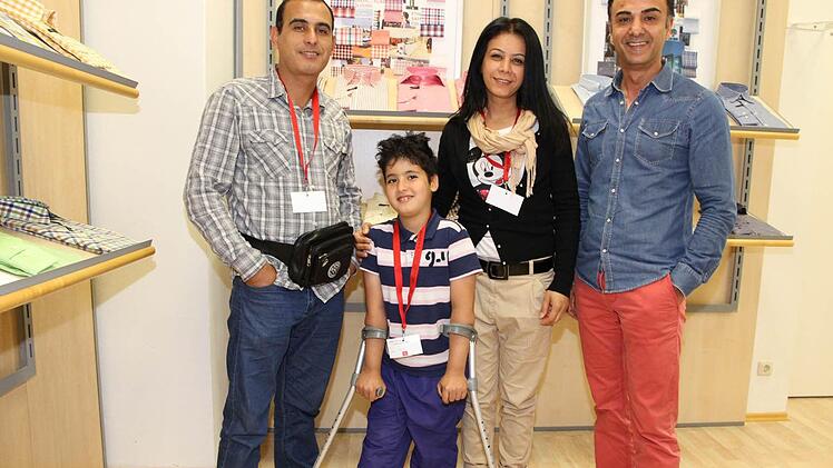 Der kleine Kosar mit seinem Vater Shirwan Gharib (l. ) seiner Tante Nashmil Gafur und Onkel Rebuar Gafur Foto: Erlwein