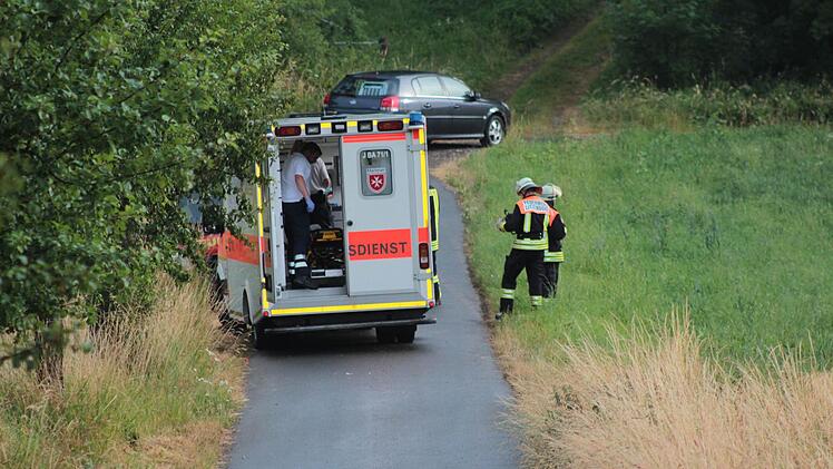 Zwischen Zeegendorf und Teuchatz im Landkreis Bamberg hat sich ein schwerer Autounfall ereignet. Bei einem Frontalzusammenstoß ist eine Person nach Angaben der Rettungskräfte lebensgefährlich verletzt worden. Der Rettungshubschrauber war im Einsatz. Foto: Ferdinand Merzbach