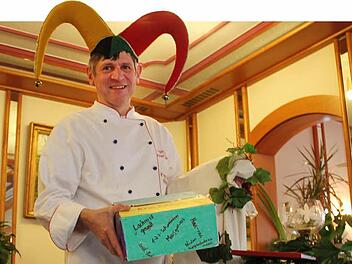 Franz Besold präsentiert in seinem Café in Weismain seine Bühnen-Utensilien und seine "Ideen-Box".  Foto: Maximilian Glas