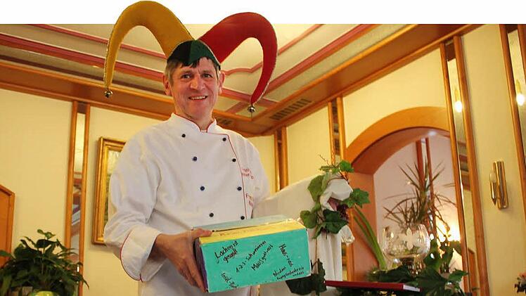 Franz Besold präsentiert in seinem Café in Weismain seine Bühnen-Utensilien und seine "Ideen-Box".  Foto: Maximilian Glas