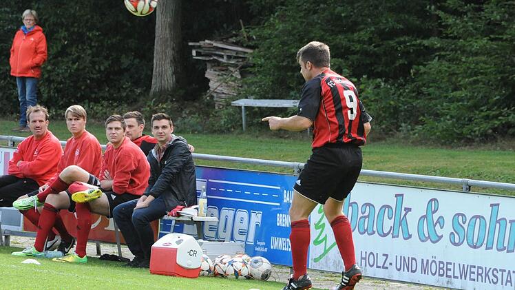 Kopfballstudie: Reichenbachs Claus Kirchner. Foto: Hopf