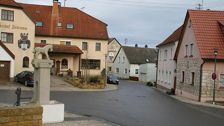 Der Brunnen ist der krönende Abschluss der Dorfsanierungsmaßnahme Frankenstraße in Roßstadt, die für einige Aufregung im Dorf sorgte, jetzt aber insgesamt als sehr gelungen angesehen wird.  Foto: Sabine Weinbeer