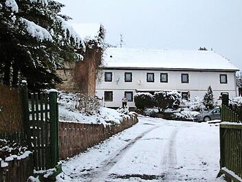 Die Auffahrt zu Michael Hilschers Haus. Am Rosenmontag vor einem Jahr fehlte der Schnee - beschwerlich war der Weg trotzdem. Foto: Simone Bastian