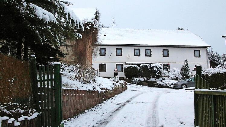 Die Auffahrt zu Michael Hilschers Haus. Am Rosenmontag vor einem Jahr fehlte der Schnee - beschwerlich war der Weg trotzdem. Foto: Simone Bastian